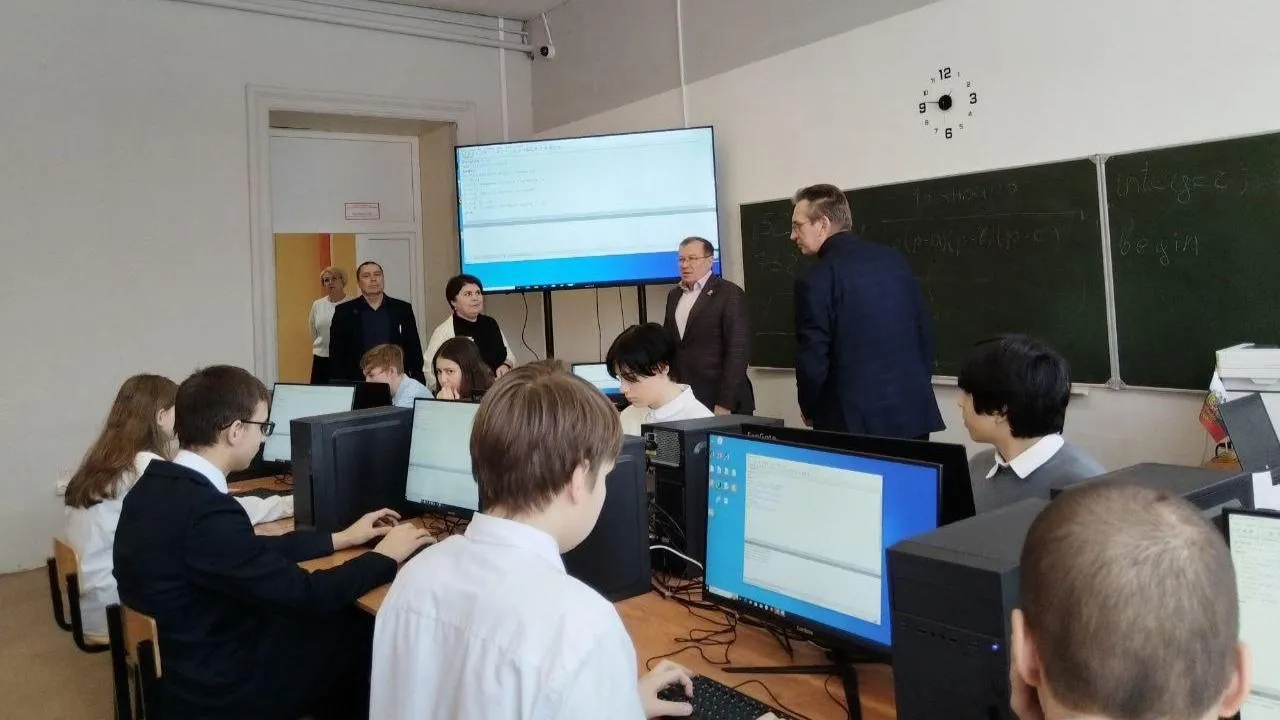 В Орехово-Зуево депутат приобрел компьютеры для школы №1