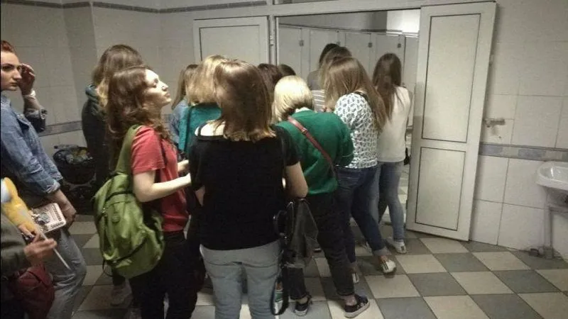 Сражение за туалет ведут работники и посетители делового центра в Серпухове