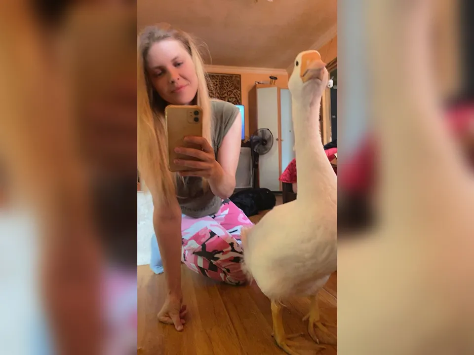 Мария с любимым питомцем - гусем Митей. Фото: личный архив Марии