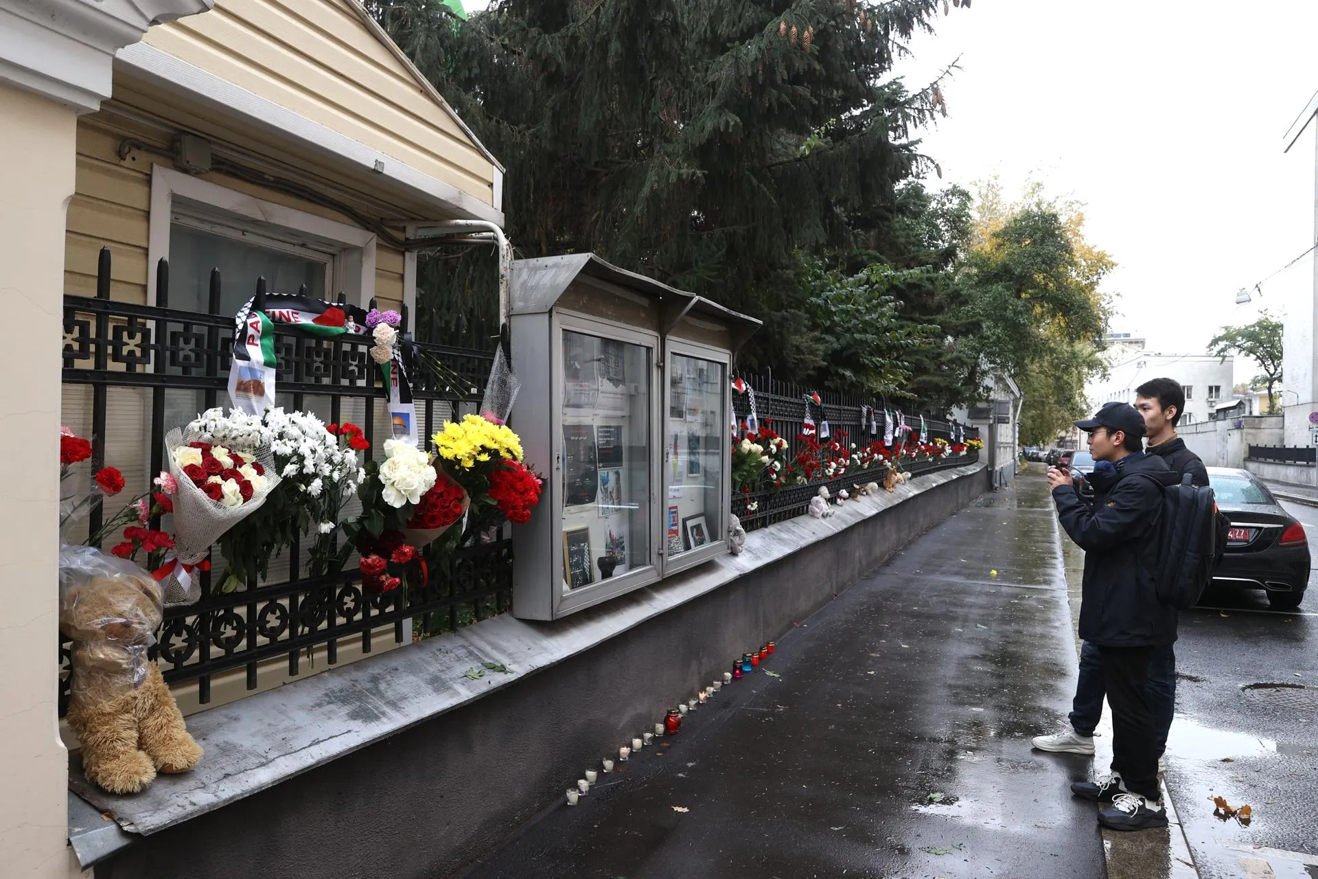 Люди принесли цветы и игрушки к посольству Палестины в Москве