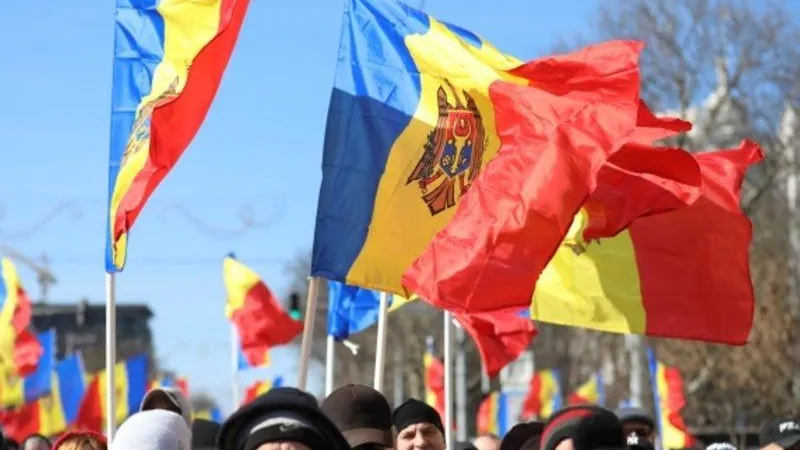 Парламент одобрил переименование госязыка Молдавии в румынский