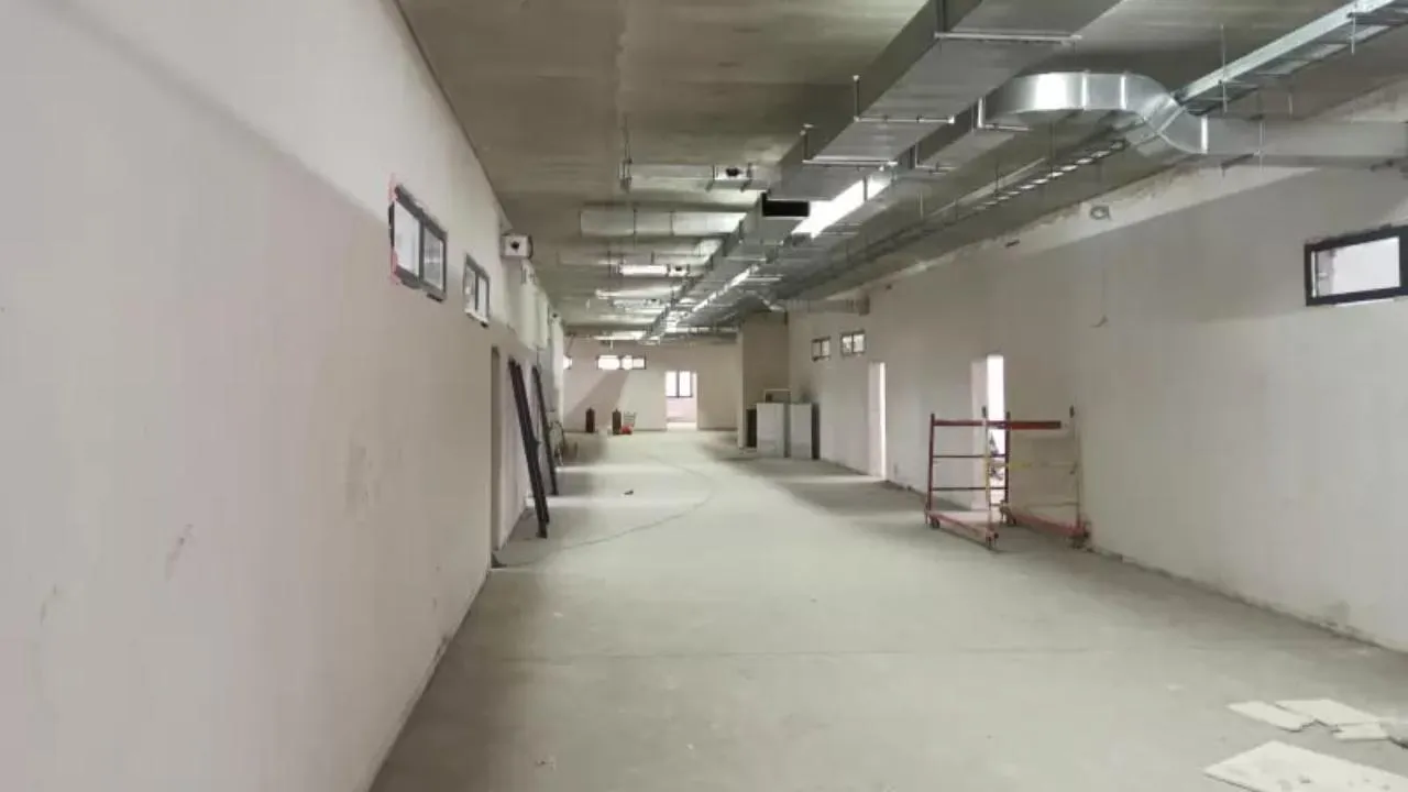 Более ста десяти рабочих продолжают возводить пристройку к школе в подмосковном селе Верзилово