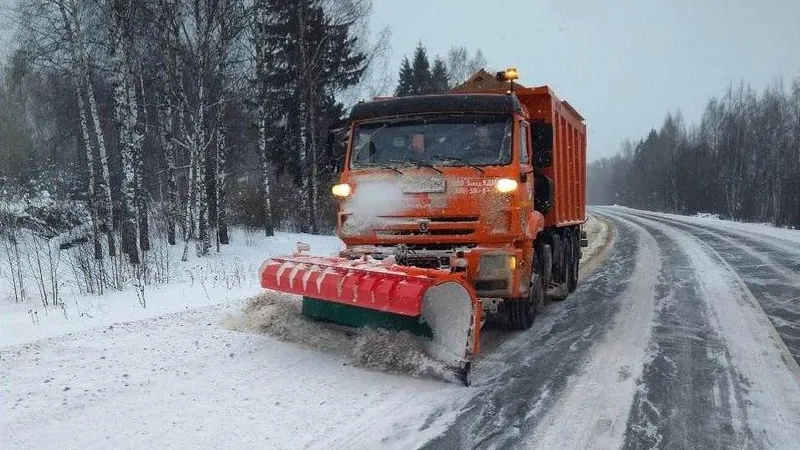 Девяносто два процента региональных дорог МО обработали за сутки