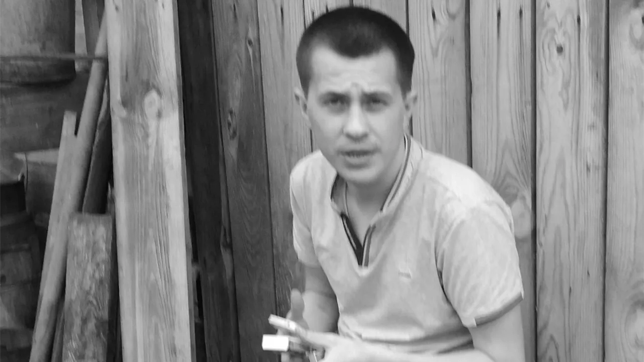 «Мать, не плачь»: женщина, потерявшая на передовой сына, бросилась обнимать прохожего на улице