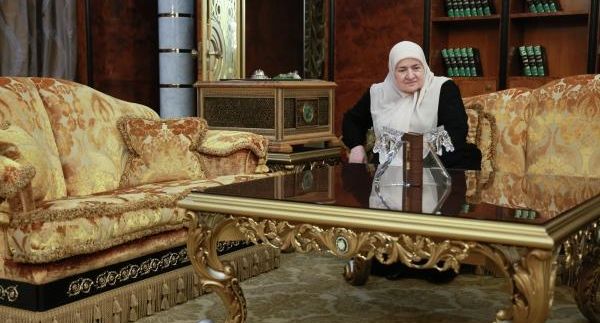 Мать Кадырова наградили орденом «За заслуги перед Херсонской областью»