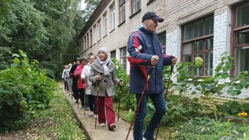 Занятия по скандинавской ходьбе для участников клуба «Активное долголетие» в Кашире продолжаются
