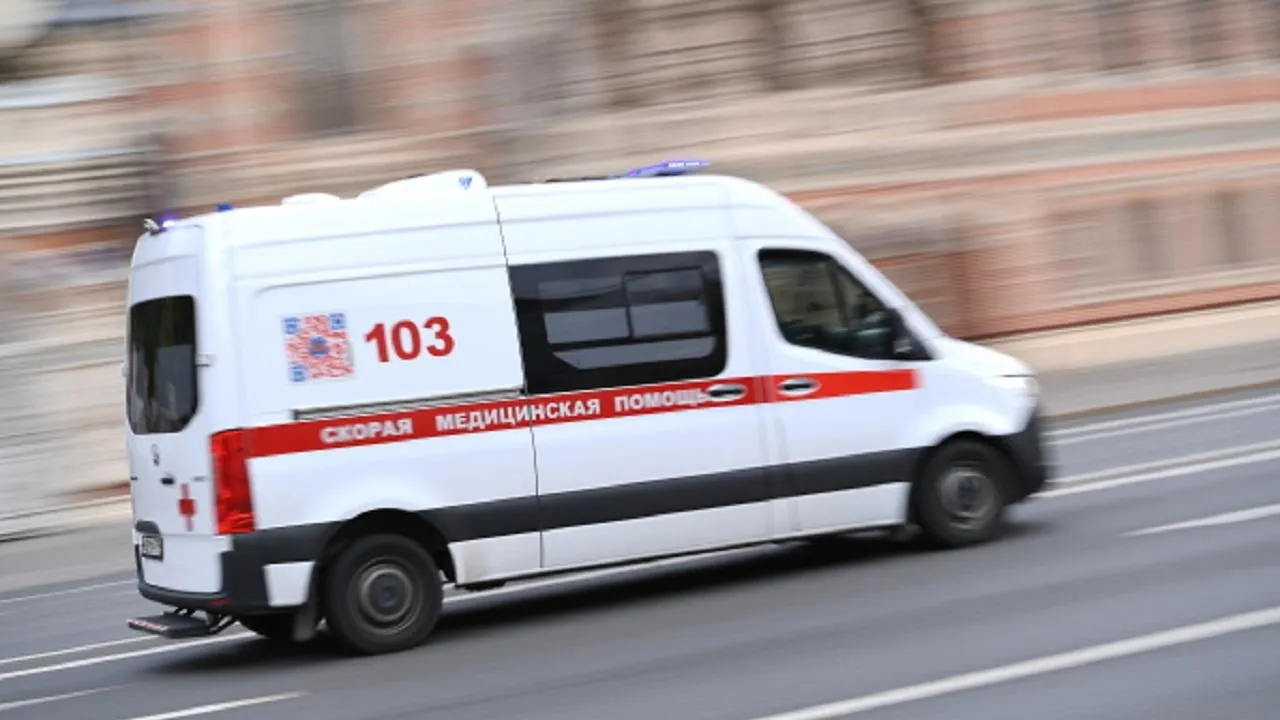 Два человека пострадали при столкновении автобуса с грузовиком в Подмосковье