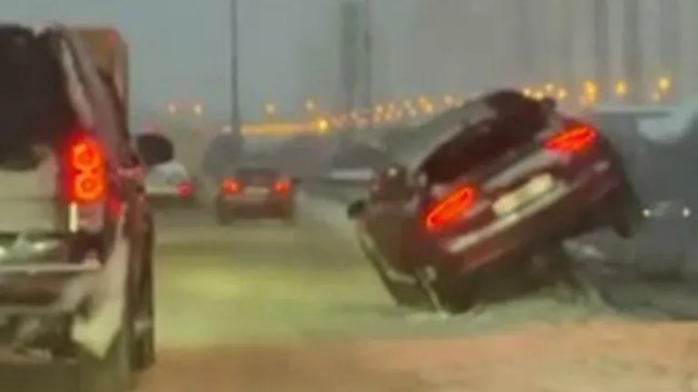 Машина застряла. Фото: «ДТП и ЧП МОСКВА и МО». https://t.me/dtp777/18731