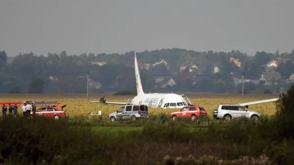 Из салона самолета A-321, совершившего жесткую посадку в Подмосковье, демонтируют кресла