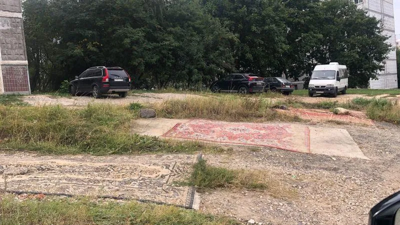 Застеленные коврами парковочные места рассмешили жителей Чехова