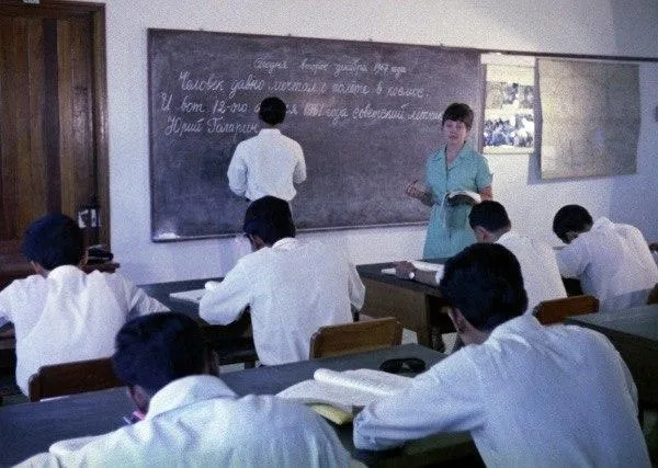 На уроке русского языка в одной из школ в Камбодже, 1967 год