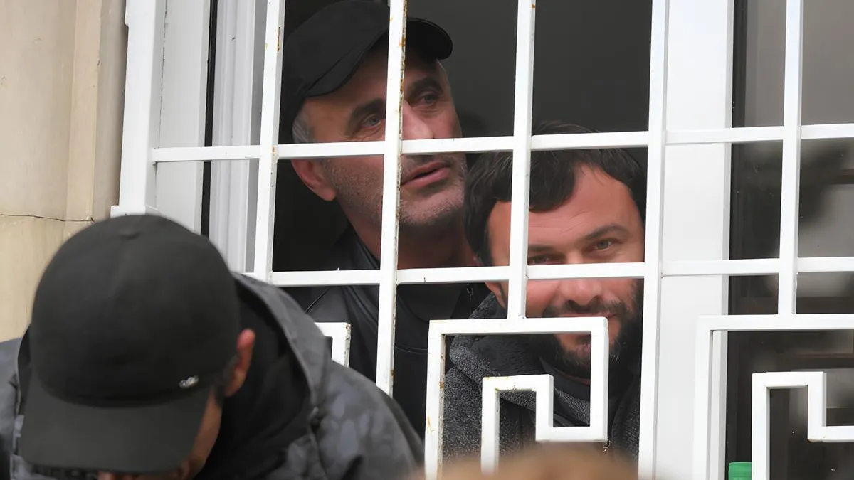 Участники акции протеста оппозиции у здания администрации президента Абхазии в Сухуме. 15 ноября парламент должен был рассмотреть вопрос о ратификации соглашения с Россией по инвестиционной политике