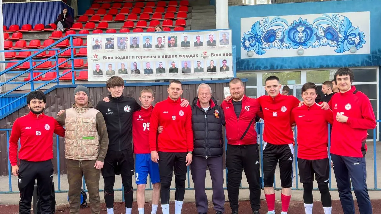 Команда «95 media», заместитель главы города Владимир Параманов (пятый справа), ВРИО директора ДЮСШ Илья Бацун (второй слева). Фото: администрация г.о. Краснознаменск