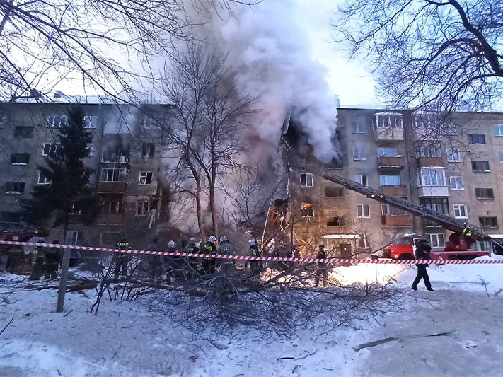 «Подъезда нет, все обрушено, горит»: очевидица рассказала о ЧП в Новосибирске