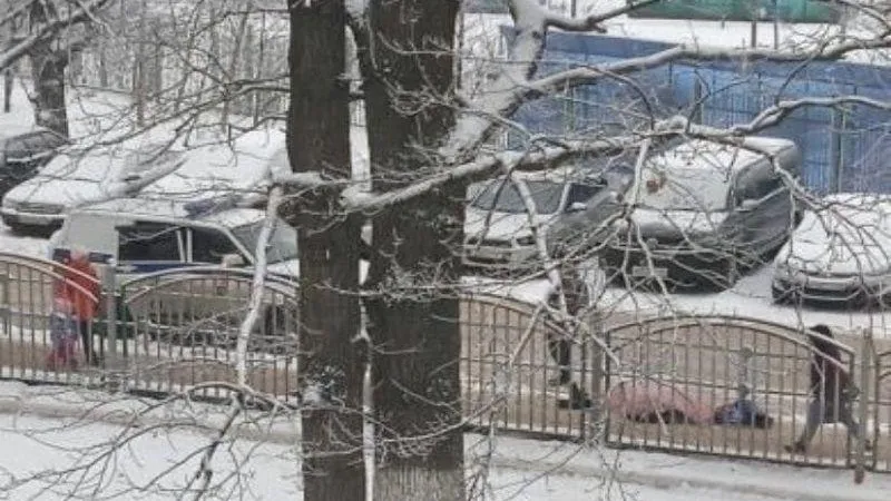 Мужчина умер у здания школы в Балашихе