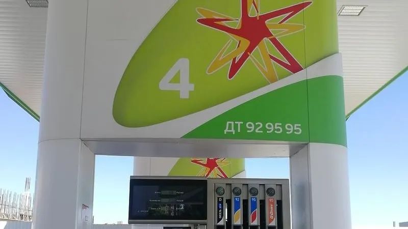 Стало известно, откуда на заправках Московской области взялись стелы «Газпромнефти»