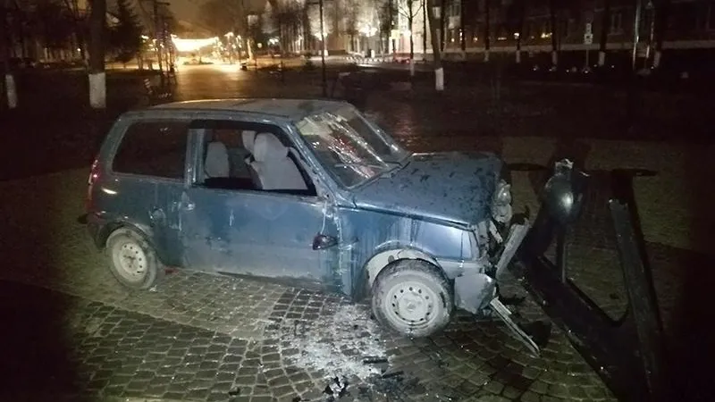 В Электростали автомобиль врезался в «Солнечные часы» 