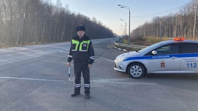 «Пишу иконы между сменами»: инспектор ДПС из Серпухова одинаково виртуозно владеет и жезлом, и кистью