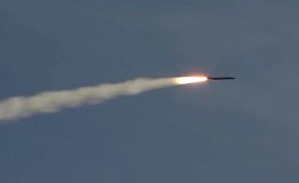 Крылатая ракета «Калибр», выпущенная с фрегата