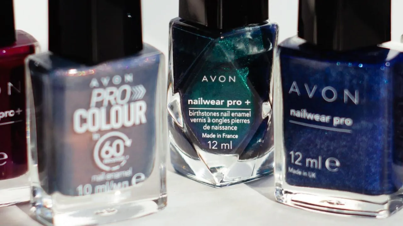 Avon начала проверку из-за экстремистских листовок в заказах