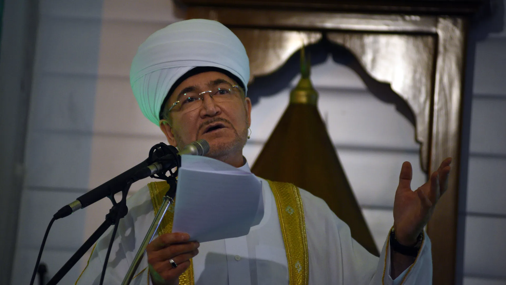 «Намаз — не для показухи»: верховный муфтий осудил молитвы в торговых центрах и на улицах