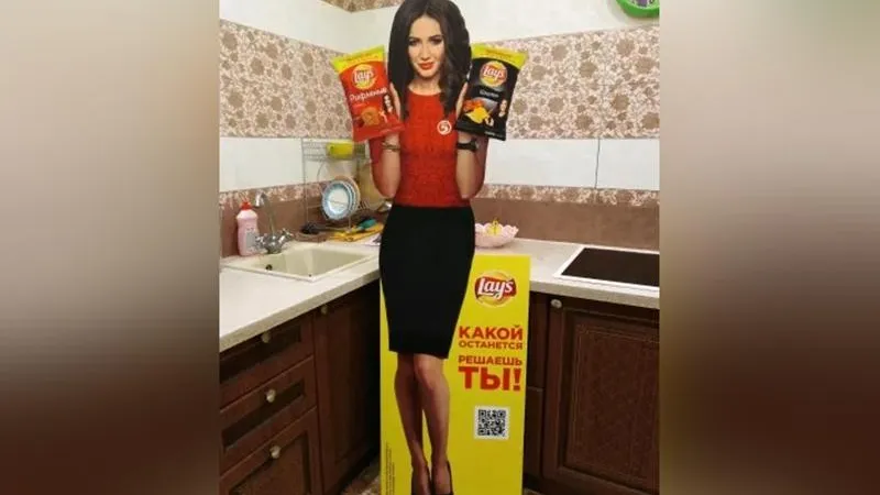 Картонную Ольгу Бузову продают на «Авито»