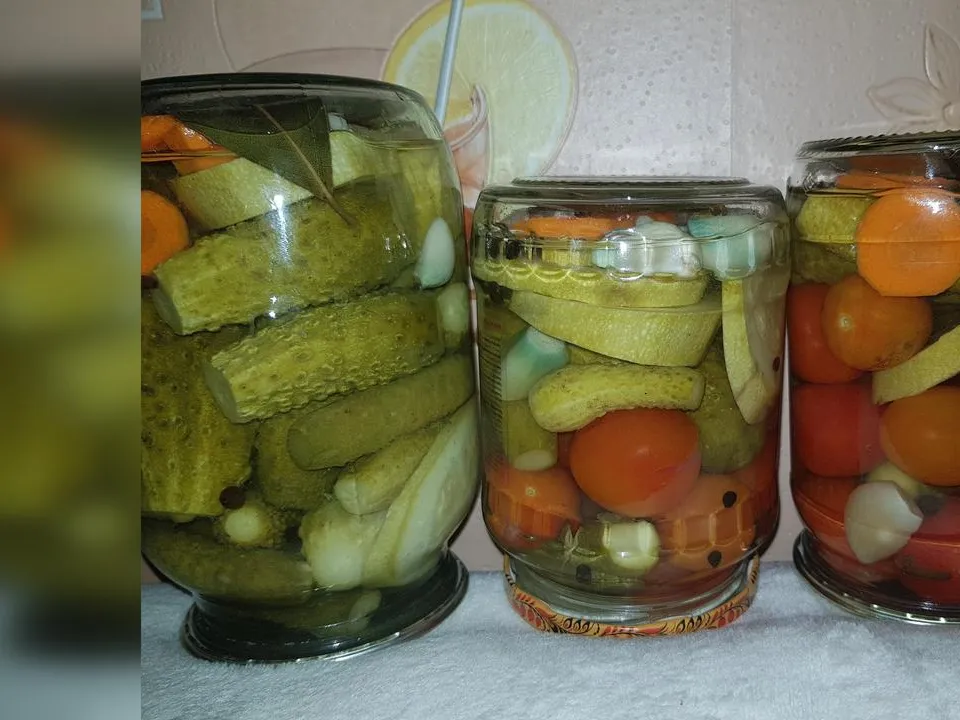 «Не доливают рассол до краев»: названы причины, почему взрываются банки