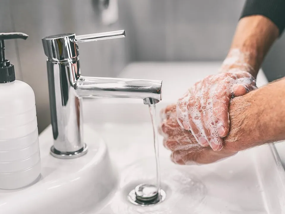 Не паниковать, но быть осторожным: врач рассказала, как защититься от оспы обезьян без лишнего страха