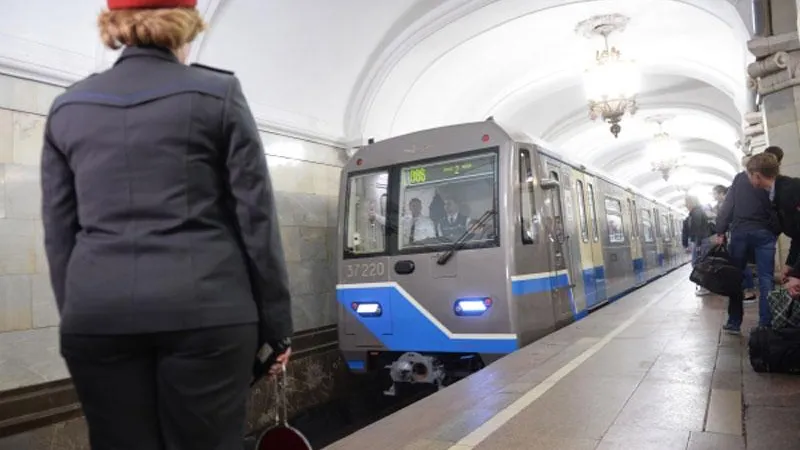 В столичном метро нарушено движение поездов из-за падения мужчины на рельсы