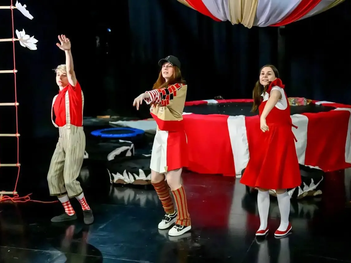 Всего пять актеров, но сколько ролей: в Подольске оживили историю о самой сильной девочке с рыжими косичками