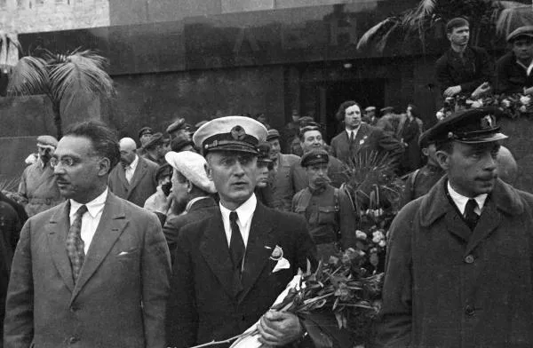 Маврикий Слепнев (в центре), летчик, Герой Советского Союза на встрече участников экспедиции парохода «Челюскин», 1934 год. Автор: Иван Шагин