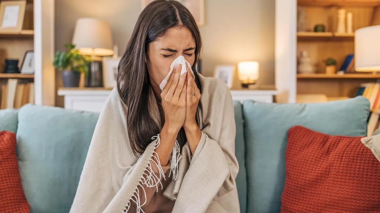 «Не сдерживайте себя!». Врач объяснил, почему подавление чихания опасно для здоровья