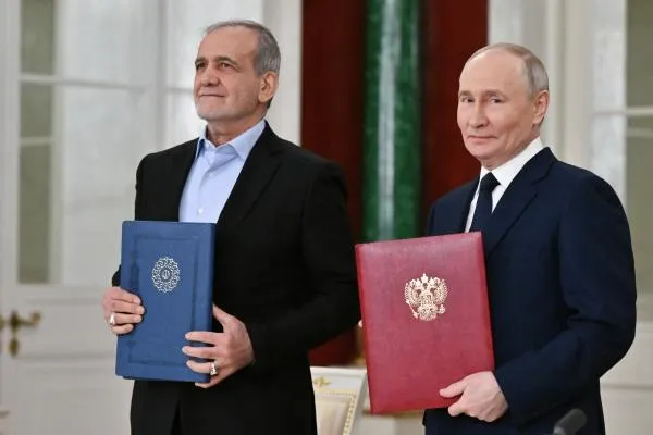 Владимир Путин и президент Ирана Масуд Пезешкиан во время подписания договора о всеобъемлющем стратегическом партнерстве. Кристина Кормилицына