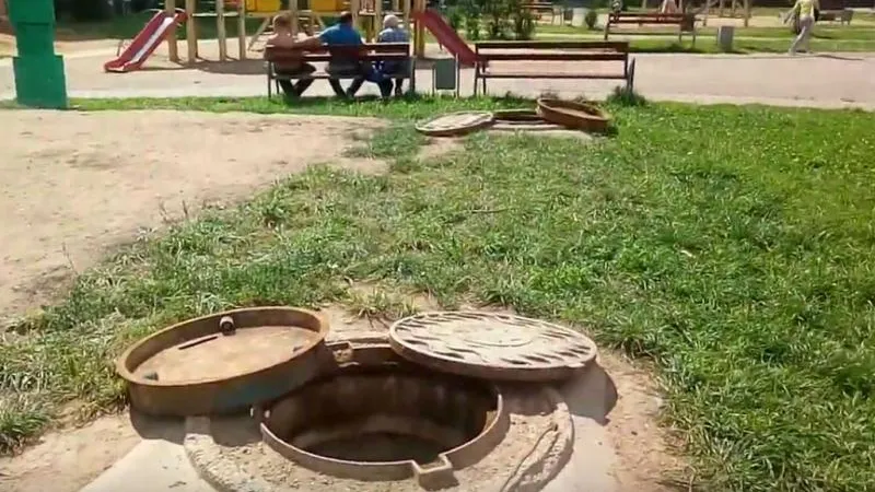 Активная жительница Лобни пожаловалась на открытые люки на детской площадке