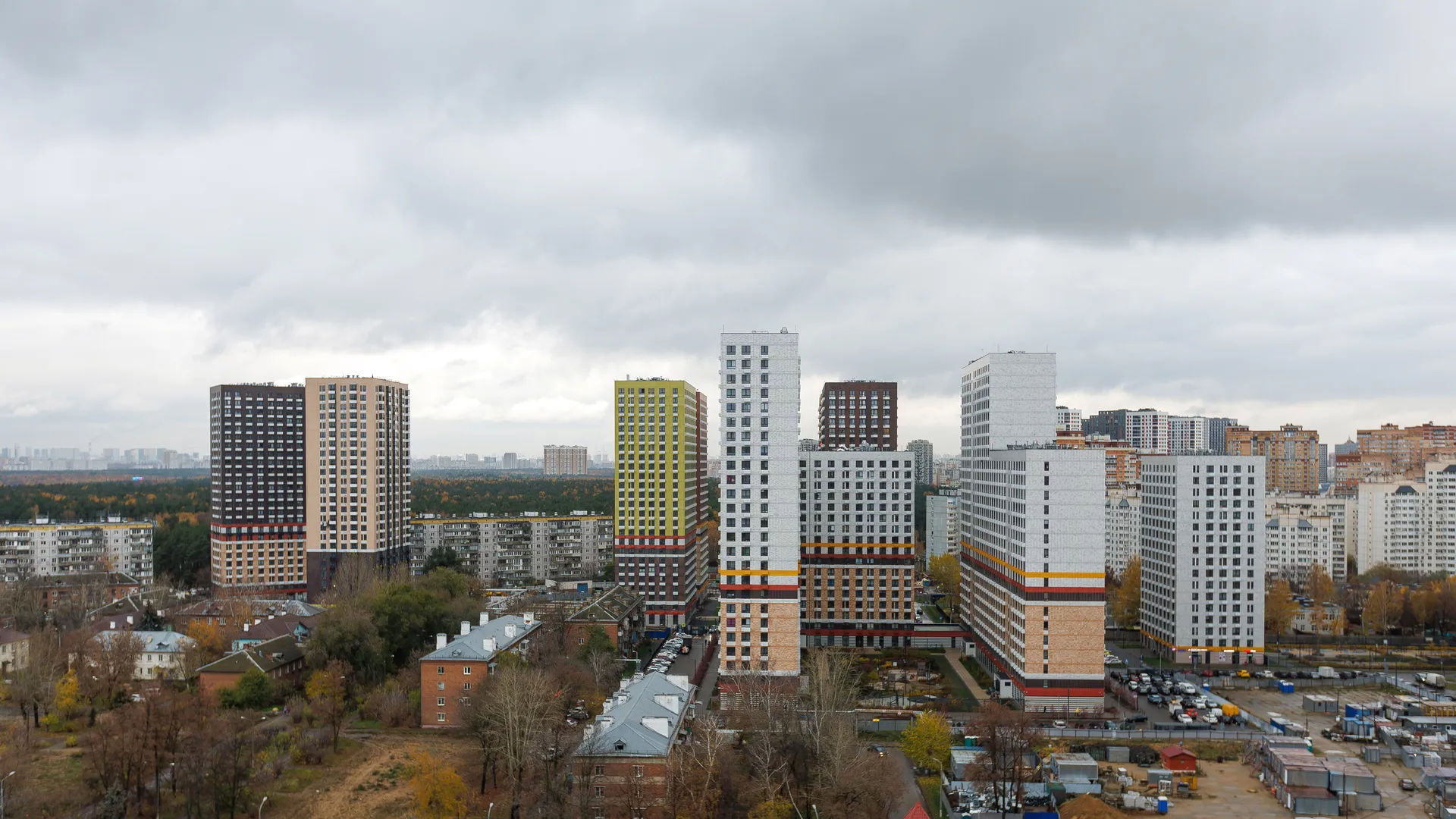 Вид сверху на город Котельники осенью
