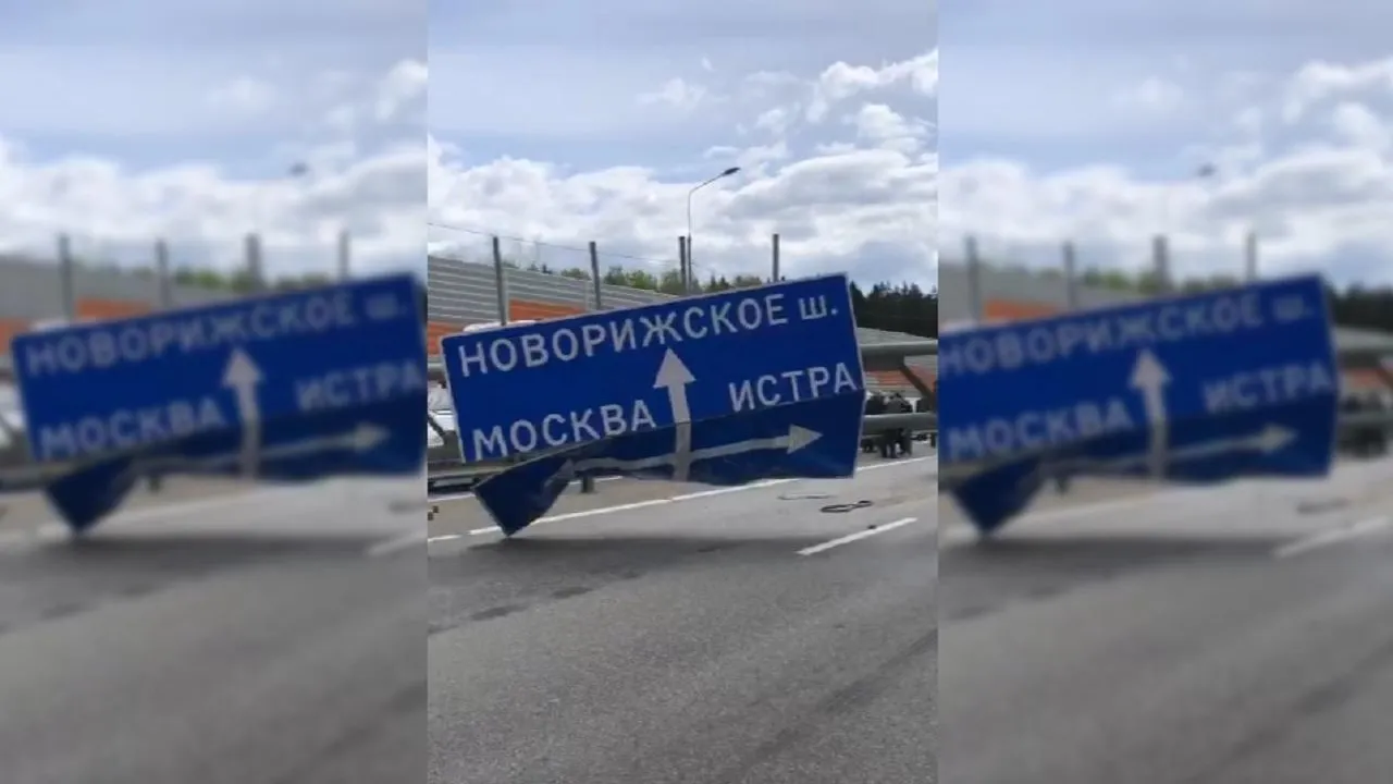 Конструкция с указателями и камерами упала на ЦКАД в Подмосковье, перекрыв движение
