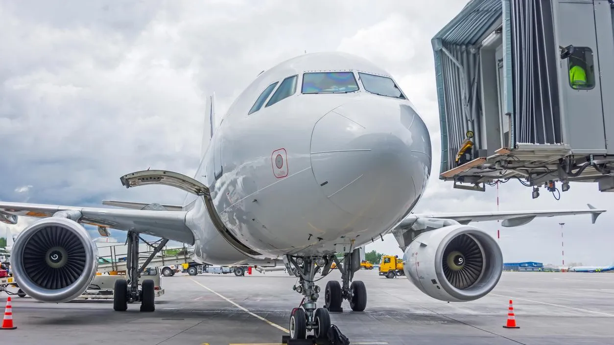 «Счет за спасенные жизни». Пилоту, посадившим лайнер в поле, предъявили иск на 119 млн рублей