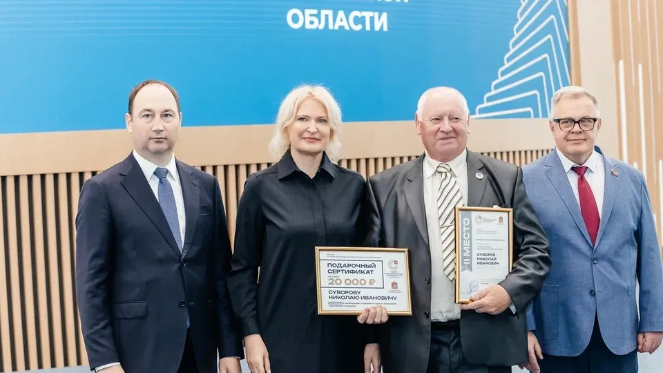 Староста деревни Молоково Николай Суворов (второй справа). Фото: Ирина Орлова-Ходосевич