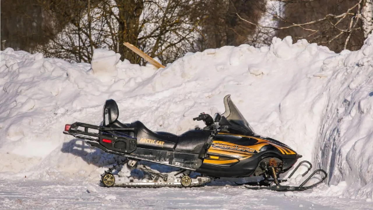 Четыре снегохода провалились под лед: дело турагента из Карелии передали в суд