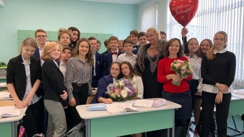 Волочкова нагрянула в школу, устроив сюрприз дочке 
