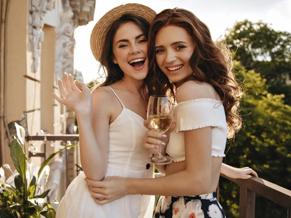 «Знали друг друга семь лет, но встретились случайно»: россиянка рассказала удивительную историю знакомства с подругой