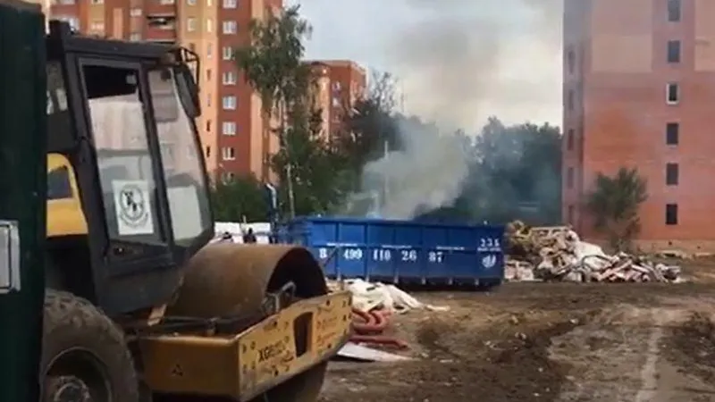 Едкий запах от строительного мусора обеспокоил жителей Сергиева Посада