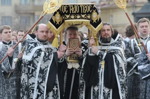 Святейший патриарх Московский и всея Руси Кирилл (в центре) во время утрени с чином погребения Плащаницы
