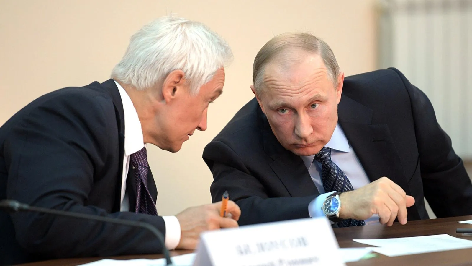 Президент России Владимир Путин и его помощник Андрей Белоусов на совещании по ликвидации последствий наводнений и пожаров в Сибири и на Урале, Иркутск, 15 мая 2017 года. Фото: Kremlin Pool