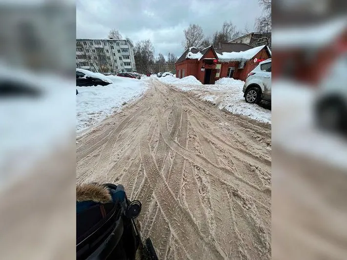 «Невозможно с коляской пройти»: жители Сергиева Посада бьют тревогу из-за неубранной снежной каши