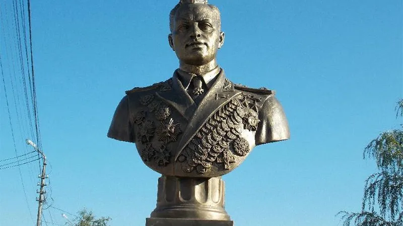 Бюст Рокоссовского установят в Химках к началу учебного года 