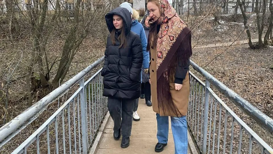 Замглавы Валентина Тропанец (справа) на мосту через реку Клязьма. Фото: администрация Лосино-Петровского г.о.