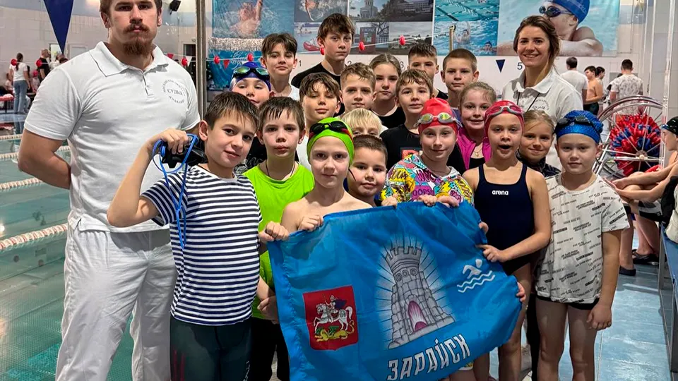 Команда зарайских пловцов со своими наставниками Алексеем (слева) и Валентиной (справа) Малинкиными. Фото: личный архив Валентины Малинкиной