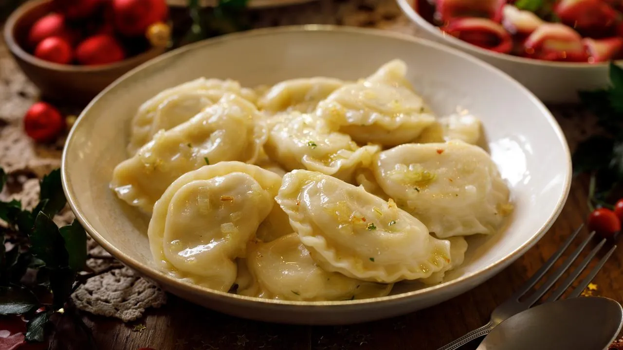 Кольцо, фасоль и нитка: как гадать на варениках с сюрпризом на Старый Новый год