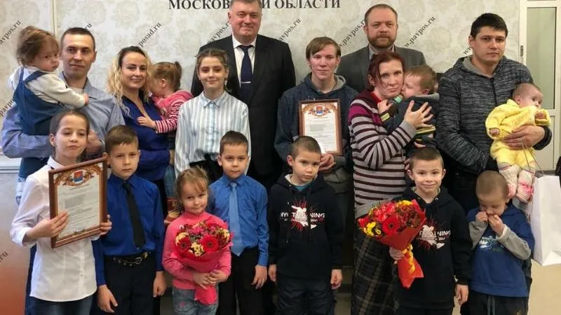 Первые в этом году многодетные семьи получили свидетельства на покупку жилья в Подмосковье